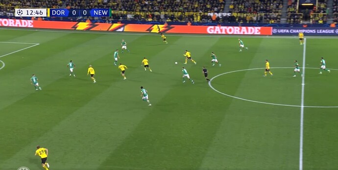 Linienbrechend(2)NmechaBekommtBallDrehtAuf