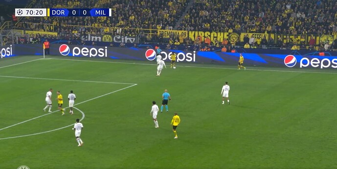 RausspielenSeite-BVB(3-2)AdeyemiBekommtBall2LeuteKlebenAmFlügel