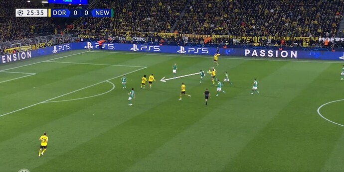 1-0(4)AbgeprallterPassAufEinlaufendenSabitzerWirdGeblocktLandetBeiNmechaDerDannDurchspielenKann