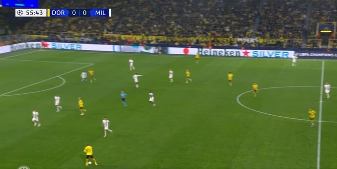 RausspielenSeite-BVB(2-1)MalenBekommtBallVonIVBrandtStehtTieferImHalbraumMalenZuHochUndInnen